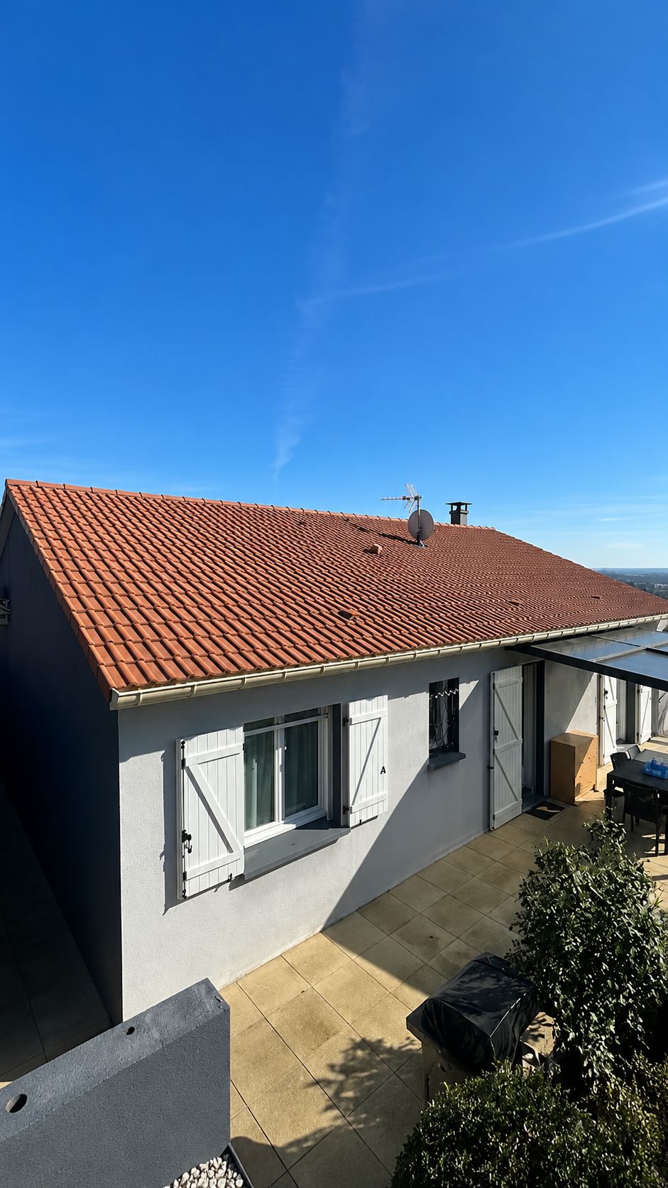 Maison avec toiture en tuiles rénovée — chantier réalisé par TOIT X'PRESS