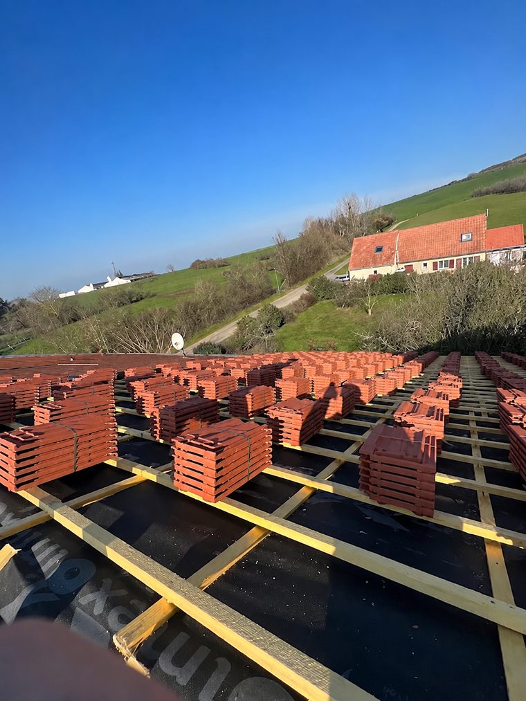Pose de tuiles terre cuite sur liteaux — chantier TOIT X'PRESS
